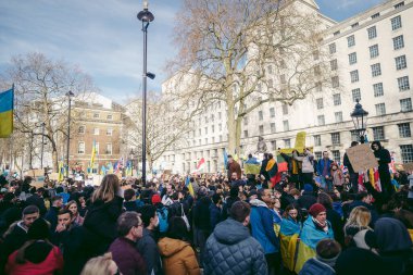Hükümet, Londra, 124; İngiltere - 2022.02.26: Ukrayna halkı protesto etti, binlercesi Ukrayna 'daki savaşı durdurmak için Rusya' ya İngiliz Hükümeti, AB ve ABD 'den daha sert yaptırımlar talep etmek için toplandı