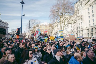 Hükümet, Londra, 124; İngiltere - 2022.02.26: Ukrayna halkı protesto etti, binlercesi Ukrayna 'daki savaşı durdurmak için Rusya' ya İngiliz Hükümeti, AB ve ABD 'den daha sert yaptırımlar talep etmek için toplandı