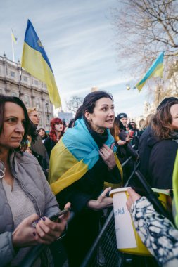 Hükümet, Londra, 124; İngiltere - 2022.02.26: Ukrayna halkı protesto etti, binlercesi Ukrayna 'daki savaşı durdurmak için Rusya' ya İngiliz Hükümeti, AB ve ABD 'den daha sert yaptırımlar talep etmek için toplandı