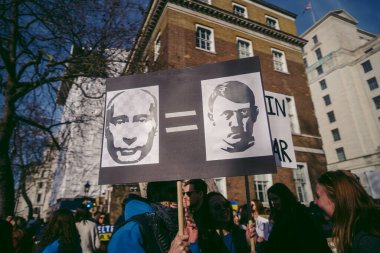 Hükümet, Londra, 124; İngiltere - 2022.02.26: Ukrayna halkı protesto etti, binlercesi Ukrayna 'daki savaşı durdurmak için Rusya' ya İngiliz Hükümeti, AB ve ABD 'den daha sert yaptırımlar talep etmek için toplandı