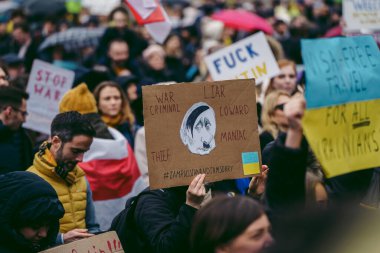 Trafalgar Meydanı, Londra the 124; İngiltere - 2022,03.05: Ukrayna halkı protesto ediyor, binlercesi Rusya 'ya İngiliz Hükümeti, AB ve ABD' den Ukrayna 'daki savaşı durdurmak için daha sert yaptırımlar talep ediyor