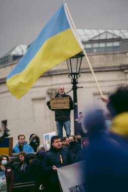 Trafalgar Meydanı, Londra the 124; İngiltere - 2022,03.05: Ukrayna halkı protesto ediyor, binlercesi Rusya 'ya İngiliz Hükümeti, AB ve ABD' den Ukrayna 'daki savaşı durdurmak için daha sert yaptırımlar talep ediyor