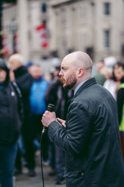 Trafalgar Meydanı, Londra the 124; İngiltere - 2022,03.05: Ukrayna halkı protesto ediyor, binlercesi Rusya 'ya İngiliz Hükümeti, AB ve ABD' den Ukrayna 'daki savaşı durdurmak için daha sert yaptırımlar talep ediyor