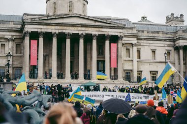 Trafalgar Meydanı, Londra the 124; İngiltere - 2022,03.05: Ukrayna halkı protesto ediyor, binlercesi Rusya 'ya İngiliz Hükümeti, AB ve ABD' den Ukrayna 'daki savaşı durdurmak için daha sert yaptırımlar talep ediyor