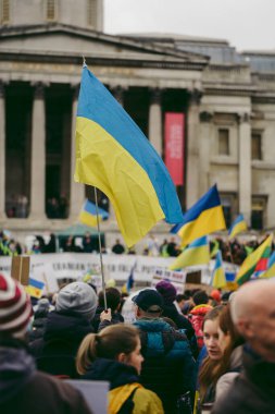 Trafalgar Meydanı, Londra the 124; İngiltere - 2022,03.05: Ukrayna halkı protesto ediyor, binlercesi Rusya 'ya İngiliz Hükümeti, AB ve ABD' den Ukrayna 'daki savaşı durdurmak için daha sert yaptırımlar talep ediyor