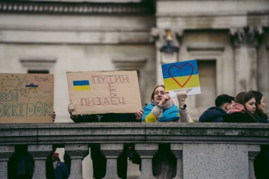 Trafalgar Meydanı, Londra the 124; İngiltere - 2022,03.05: Ukrayna halkı protesto ediyor, binlercesi Rusya 'ya İngiliz Hükümeti, AB ve ABD' den Ukrayna 'daki savaşı durdurmak için daha sert yaptırımlar talep ediyor