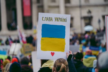 Trafalgar Meydanı, Londra the 124; İngiltere - 2022,03.05: Ukrayna halkı protesto ediyor, binlercesi Rusya 'ya İngiliz Hükümeti, AB ve ABD' den Ukrayna 'daki savaşı durdurmak için daha sert yaptırımlar talep ediyor