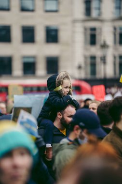 Trafalgar Meydanı, Londra - 124; İngiltere - 2022,03.05: Genç Ukraynalı çocuklar, Ukrayna 'daki savaşı durdurmak için Rusya' ya İngiliz Hükümeti, AB ve ABD 'den daha sert yaptırımlar talep etmek üzere toplandılar