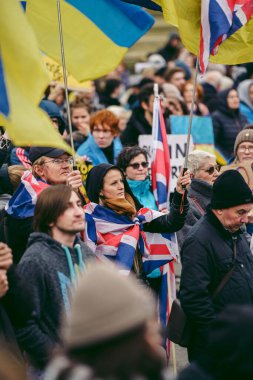Trafalgar Meydanı, Londra the 124; İngiltere - 2022,03.05: Ukrayna halkı protesto ediyor, binlercesi Rusya 'ya İngiliz Hükümeti, AB ve ABD' den Ukrayna 'daki savaşı durdurmak için daha sert yaptırımlar talep ediyor