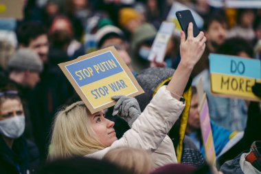 Trafalgar Meydanı, Londra the 124; İngiltere - 2022,03.05: Ukrayna halkı protesto ediyor, binlercesi Rusya 'ya İngiliz Hükümeti, AB ve ABD' den Ukrayna 'daki savaşı durdurmak için daha sert yaptırımlar talep ediyor