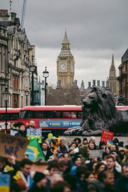 Trafalgar Meydanı, Londra the 124; İngiltere - 2022,03.05: Ukrayna halkı protesto ediyor, binlercesi Rusya 'ya İngiliz Hükümeti, AB ve ABD' den Ukrayna 'daki savaşı durdurmak için daha sert yaptırımlar talep ediyor