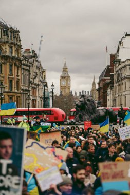 Trafalgar Meydanı, Londra the 124; İngiltere - 2022,03.05: Ukrayna halkı protesto ediyor, binlercesi Rusya 'ya İngiliz Hükümeti, AB ve ABD' den Ukrayna 'daki savaşı durdurmak için daha sert yaptırımlar talep ediyor