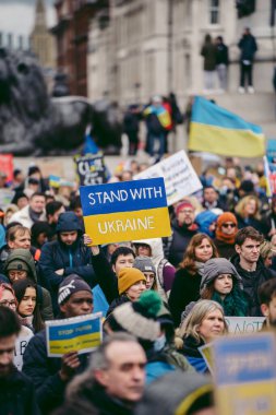 Trafalgar Meydanı, Londra the 124; İngiltere - 2022,03.05: Ukrayna halkı protesto ediyor, binlercesi Rusya 'ya İngiliz Hükümeti, AB ve ABD' den Ukrayna 'daki savaşı durdurmak için daha sert yaptırımlar talep ediyor