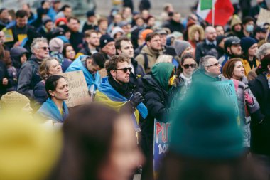 Trafalgar Meydanı, Londra the 124; İngiltere - 2022,03.05: Ukrayna halkı protesto ediyor, binlercesi Rusya 'ya İngiliz Hükümeti, AB ve ABD' den Ukrayna 'daki savaşı durdurmak için daha sert yaptırımlar talep ediyor