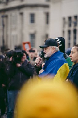 Trafalgar Meydanı, 124; İngiltere - 2022.03.05: Rusya 'nın işgali ve savaşa karşı düzenlenen Ukrayna protestosunda Ichkeria lideri Akhmed Zakayev.