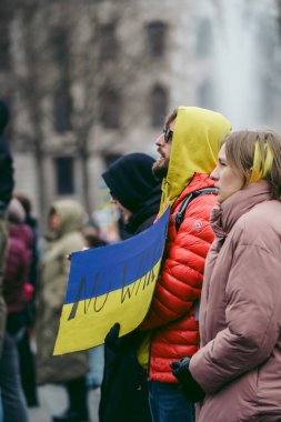 Trafalgar Meydanı, Londra the 124; İngiltere - 2022,03.05: Ukrayna halkı protesto ediyor, binlercesi Rusya 'ya İngiliz Hükümeti, AB ve ABD' den Ukrayna 'daki savaşı durdurmak için daha sert yaptırımlar talep ediyor