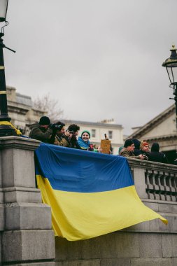 Trafalgar Meydanı, Londra the 124; İngiltere - 2022,03.05: Ukrayna halkı protesto ediyor, binlercesi Rusya 'ya İngiliz Hükümeti, AB ve ABD' den Ukrayna 'daki savaşı durdurmak için daha sert yaptırımlar talep ediyor