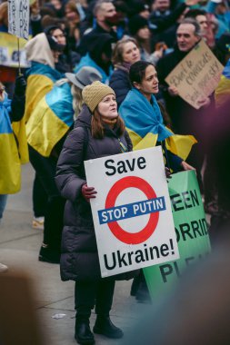 Trafalgar Meydanı, Londra the 124; İngiltere - 2022,03.05: Ukrayna halkı protesto ediyor, binlercesi Rusya 'ya İngiliz Hükümeti, AB ve ABD' den Ukrayna 'daki savaşı durdurmak için daha sert yaptırımlar talep ediyor