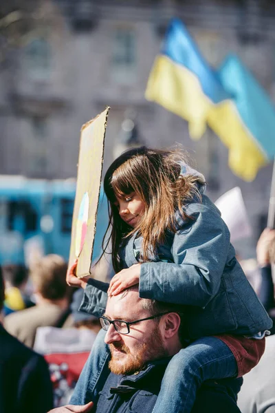 Downing Street Londres 2022 Jóvenes Niños Ucranianos Con Banderas Reúnen —  Fotos de Stock