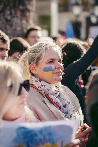 Hükümet, Londra, 124; İngiltere - 2022.02.26: Ukrayna halkı protesto etti, binlercesi Ukrayna 'daki savaşı durdurmak için Rusya' ya İngiliz Hükümeti, AB ve ABD 'den daha sert yaptırımlar talep etmek için toplandı
