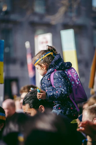 Downing Street Londres 2022 Jóvenes Niños Ucranianos Con Banderas Reúnen —  Fotos de Stock