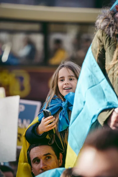 Downing Street Londres 2022 Jóvenes Niños Ucranianos Con Banderas Reúnen —  Fotos de Stock