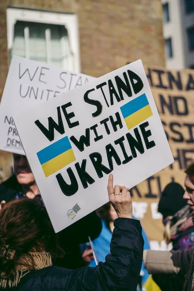 Hükümet, Londra, 124; İngiltere - 2022.02.26: Ukrayna halkı protesto etti, binlercesi Ukrayna 'daki savaşı durdurmak için Rusya' ya İngiliz Hükümeti, AB ve ABD 'den daha sert yaptırımlar talep etmek için toplandı