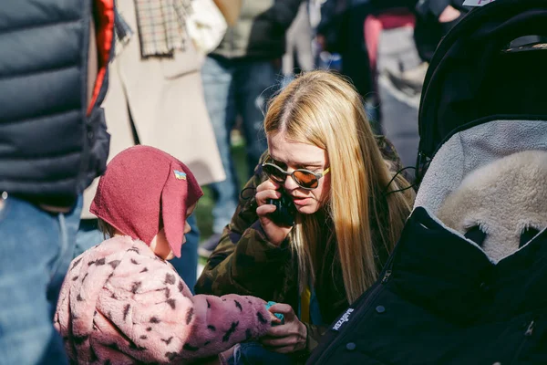 Downing Street London 2022 Junge Ukrainische Kinder Mit Fahnen Versammeln — Stockfoto