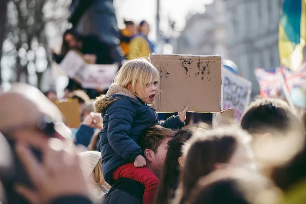 Downing Street Londyn Wielka Brytania 2022 Młode Ukraińskie Dzieci Flagami — Zdjęcie stockowe