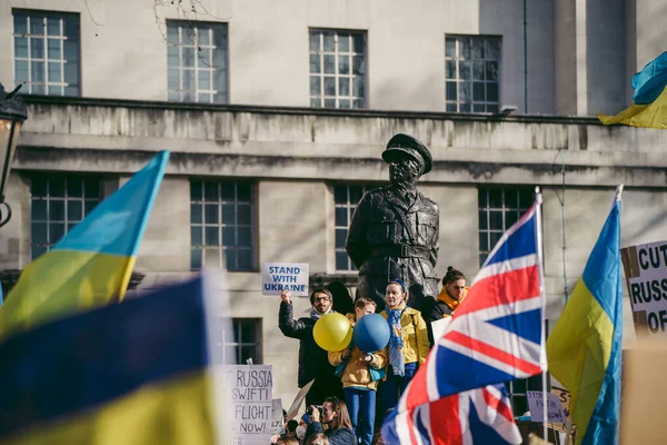 Hükümet, Londra, 124; İngiltere - 2022.02.26: Ukrayna halkı protesto etti, binlercesi Ukrayna 'daki savaşı durdurmak için Rusya' ya İngiliz Hükümeti, AB ve ABD 'den daha sert yaptırımlar talep etmek için toplandı