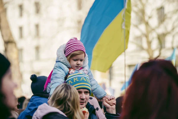 Downing Street Londres 2022 Jóvenes Niños Ucranianos Con Banderas Reúnen —  Fotos de Stock