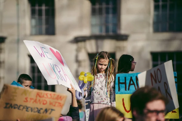 Downing Street Londyn Wielka Brytania 2022 Młode Ukraińskie Dzieci Flagami — Zdjęcie stockowe