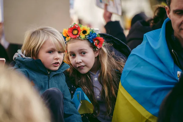 Downing Street Londres 2022 Jóvenes Niños Ucranianos Con Banderas Reúnen — Foto de Stock