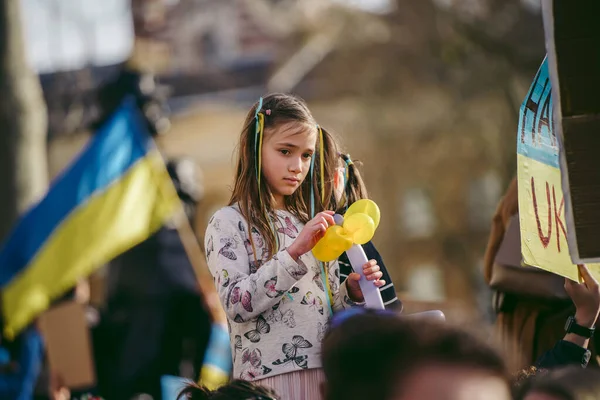 Downing Street Londres 2022 Jeunes Enfants Ukrainiens Avec Des Drapeaux — Photo