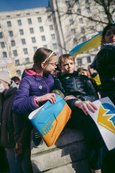Downing Street Londres 2022 Jeunes Enfants Ukrainiens Avec Des Drapeaux — Photo