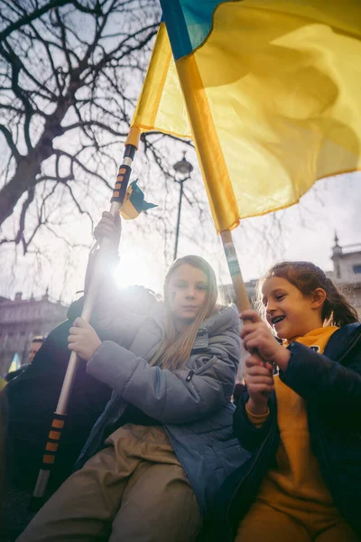 Hükümet, Londra, 124; İngiltere - 2022.02.26: Ukrayna halkı protesto etti, binlercesi Ukrayna 'daki savaşı durdurmak için Rusya' ya İngiliz Hükümeti, AB ve ABD 'den daha sert yaptırımlar talep etmek için toplandı