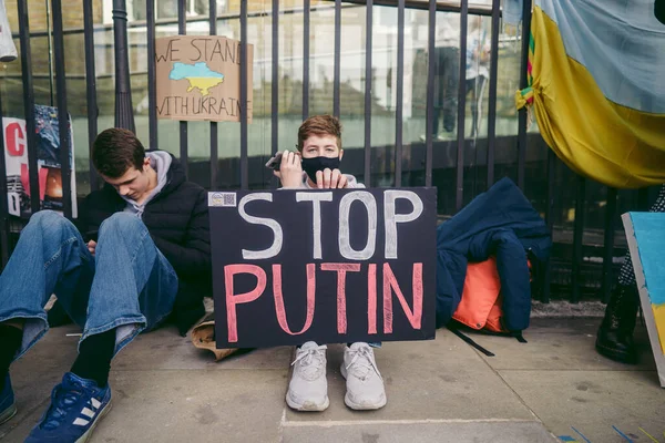 Downing Street Londýn Velká Británie 2022 Mladé Ukrajinské Děti Vlajkami — Stock fotografie
