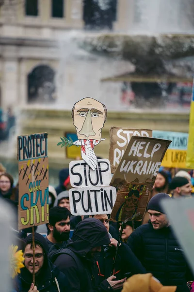 伦敦特拉法加广场 2022 乌克兰人民举行抗议活动 数千人聚集在一起 要求英国政府 欧盟和美国对俄罗斯实施更严厉的制裁 以制止乌克兰战争 — 图库照片