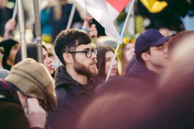 Parlamento Meydanı, Londra - 2022.03.06: Ukrayna halkı, Ukrayna 'daki savaşı durdurmak için Rusya' ya İngiliz Hükümeti, AB ve ABD 'den daha sert yaptırımlar talep etmek üzere toplandı