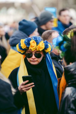 Parlamento Meydanı, Londra - 2022.03.06: Ukrayna halkı, Ukrayna 'daki savaşı durdurmak için Rusya' ya İngiliz Hükümeti, AB ve ABD 'den daha sert yaptırımlar talep etmek üzere toplandı