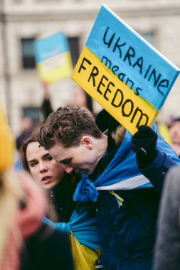 Parlamento Meydanı, Londra - 2022.03.06: Ukrayna halkı, Ukrayna 'daki savaşı durdurmak için Rusya' ya İngiliz Hükümeti, AB ve ABD 'den daha sert yaptırımlar talep etmek üzere toplandı