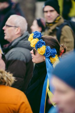 Parlamento Meydanı, Londra - 2022.03.06: Ukrayna halkı, Ukrayna 'daki savaşı durdurmak için Rusya' ya İngiliz Hükümeti, AB ve ABD 'den daha sert yaptırımlar talep etmek üzere toplandı