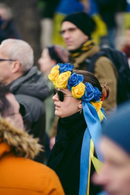 Parlamento Meydanı, Londra - 2022.03.06: Ukrayna halkı, Ukrayna 'daki savaşı durdurmak için Rusya' ya İngiliz Hükümeti, AB ve ABD 'den daha sert yaptırımlar talep etmek üzere toplandı