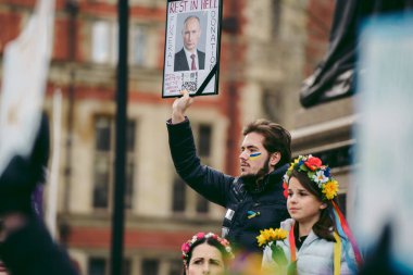 Parlamento Meydanı, Londra - 2022.03.06: Ukrayna halkı, Ukrayna 'daki savaşı durdurmak için Rusya' ya İngiliz Hükümeti, AB ve ABD 'den daha sert yaptırımlar talep etmek üzere toplandı