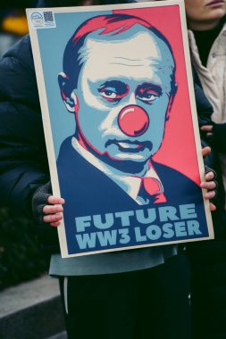 Parlamento Meydanı, 124; İngiltere - 2022.03.06: Ukrayna 'da savaş ve işgale karşı düzenlenen protestoda putin palyaço posterleri