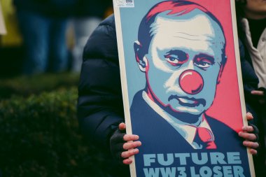 Parlamento Meydanı, 124; İngiltere - 2022.03.06: Ukrayna 'da savaş ve işgale karşı düzenlenen protestoda putin palyaço posterleri