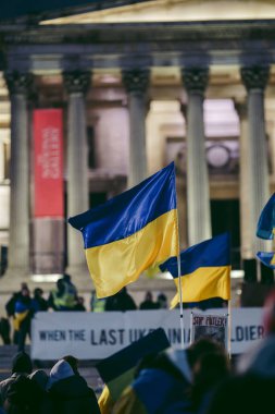 Trafalgar Meydanı, Londra - 124; İngiltere - 2022,03.07: Ukrayna halkı protesto etti, binlercesi Ukrayna 'daki savaşı durdurmak için Rusya' ya İngiliz Hükümeti, AB ve ABD 'den daha sert yaptırımlar talep etmek için toplandı