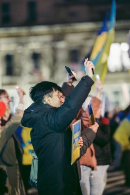 Trafalgar Meydanı, Londra - 124; İngiltere - 2022.03.07: Ukrayna 'da savaşı ve Rusya' nın işgalini protesto eden Hong Kong taraftarları