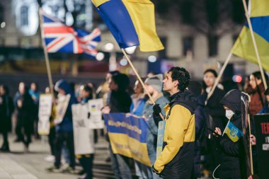 Trafalgar Meydanı, Londra - 124; İngiltere - 2022,03.07: Ukrayna halkı protesto etti, binlercesi Ukrayna 'daki savaşı durdurmak için Rusya' ya İngiliz Hükümeti, AB ve ABD 'den daha sert yaptırımlar talep etmek için toplandı