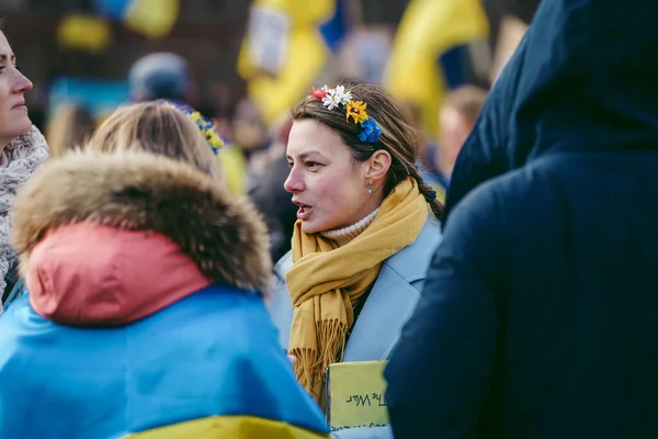 英国伦敦议会广场 2022 乌克兰人民举行抗议活动 数千人聚集在一起 要求英国政府 欧盟和美国对俄罗斯实施更严厉的制裁 以制止乌克兰战争 — 图库照片